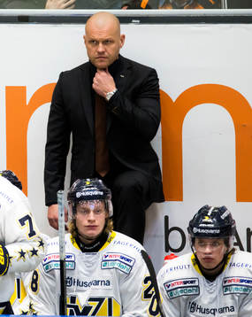 s tränare Andreas Johansson med handen på strupen