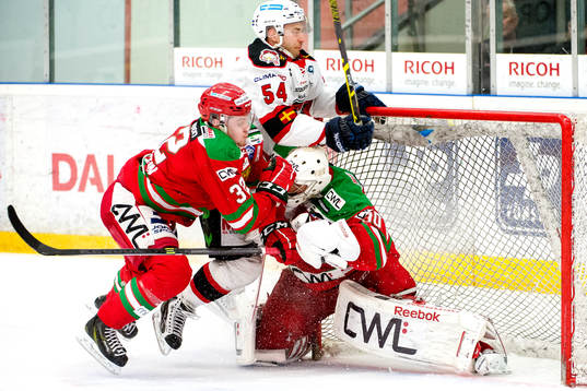 Malmö Redhawks Fabian Brunnström krockar med Moras Lukas