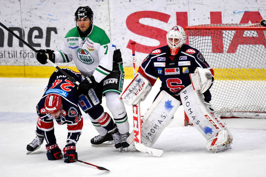 Rögles Andre Deveaux  och Södertäljes Michal Gulasi och