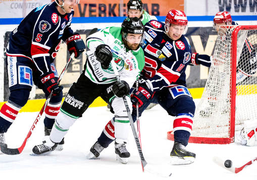 Rögles Jack Connolly och Södertäljes Peter Nolander i en