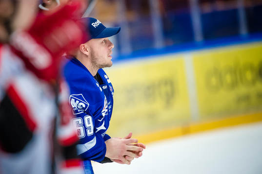 Leksands målvakt Oscar Alsenfelt deppar i båset