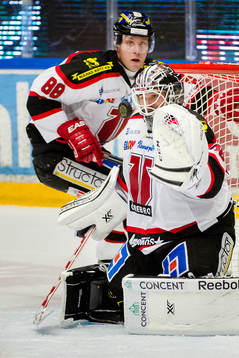 Johannes Jönsson, målvakt i Örebro, räddar skott