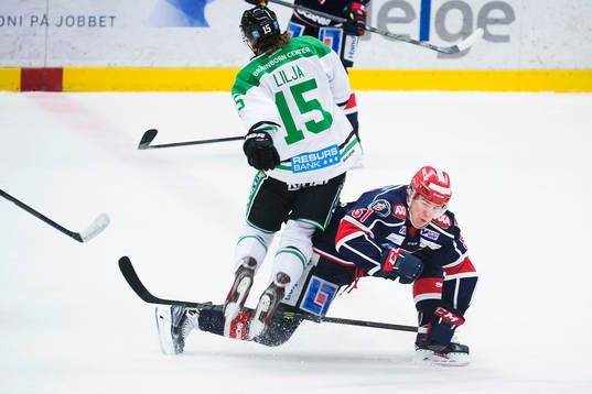 Södertäljes Robin Press trycker till Rögles Jakob Lilja