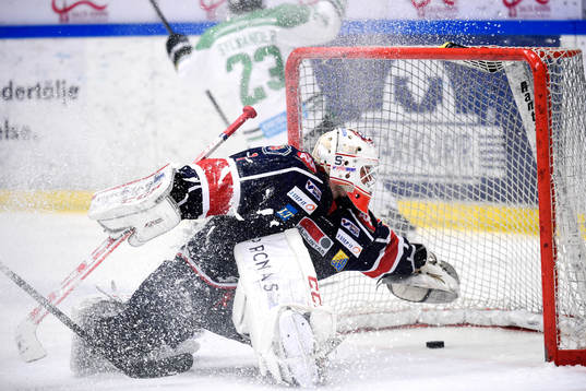 Södertäljes målvakt Christoffer Bengtsberg släpper in