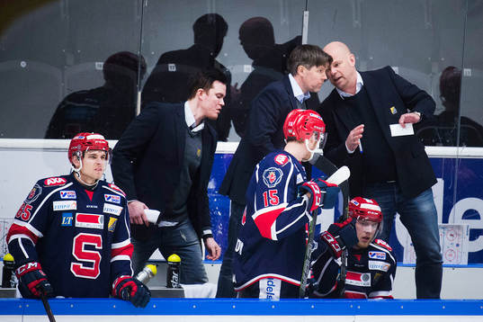 Södertäljes tränare Anders Karlsson diskuterar med
