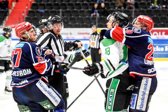 Södertäljes Jacob Dahlström och Erik Lindhagen i ett