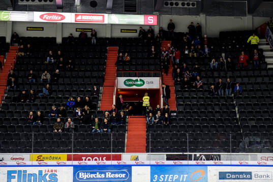 Publiken lämnar arenan innan matchen är slut