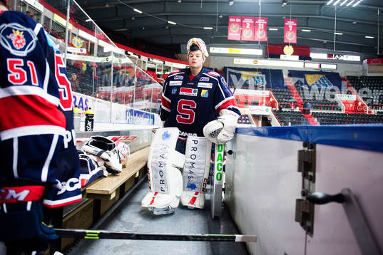 Södertäljes målvakt Christoffer Bengtsberg deppar när