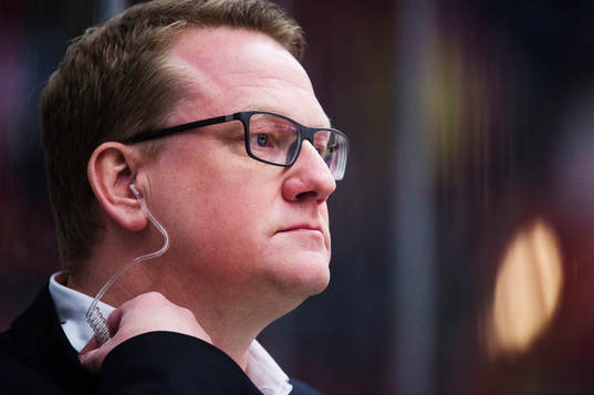 Rögles tränare Magnus Bogren rätar till sin
