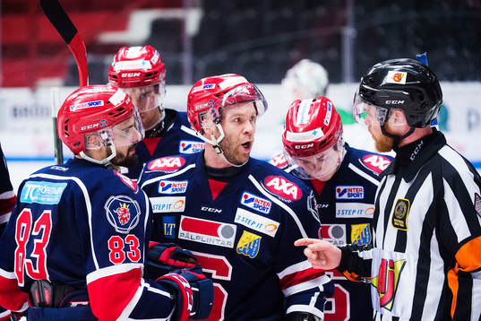 Södertäljes Mattias Beck  och Robert Carlsson diskuterar