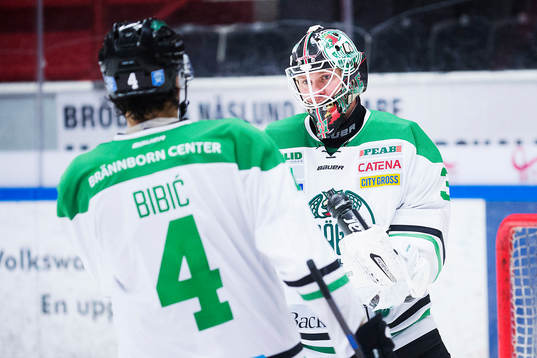 Rögles målvakt Lars Volden och Alen Bibic jublar mot