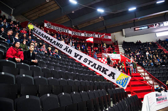 En banderoll som det står "Tillsammans är vi starka på"