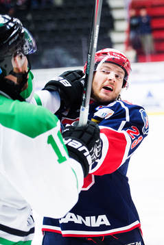Södertäljes Jesper Frödén får en smäll av Rögles