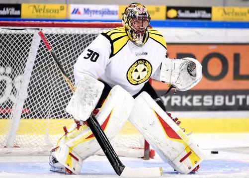 Brynäs målvakt Johan Holmqvist på uppvärmningen