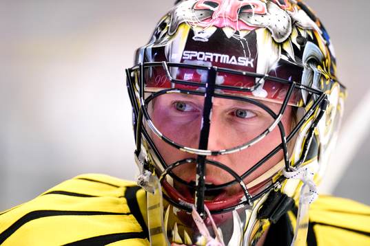 Brynäs målvakt Johan Holmqvist på uppvärmningen