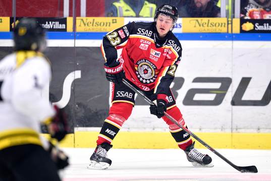 Luleås Lucas Wallmark med pucken