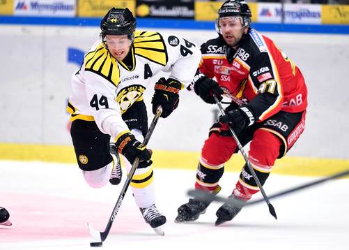 Brynäs Jacob Blomqvist jagas av Luleås Per Ledin