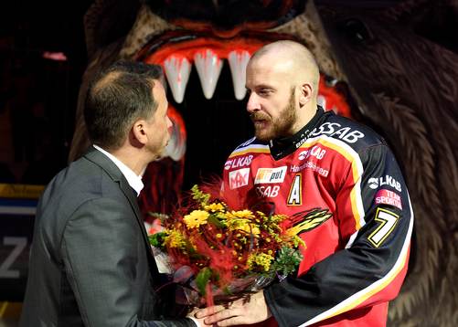 Luleås Sportdirektör Thor Stöckel delade ut blommor till