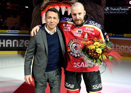 Luleås Sportdirektör Thor Stöckel delade ut blommor till