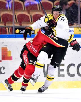 Luleås Jan Sandström stoppar Brynäs Daniel Brodin