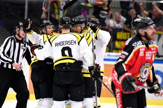 Brynäs Niclas Andersén och Oskar Lindblom firar