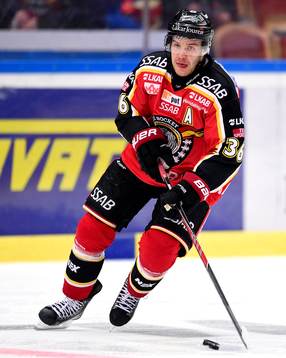 Luleås Niklas Fogström med pucken
