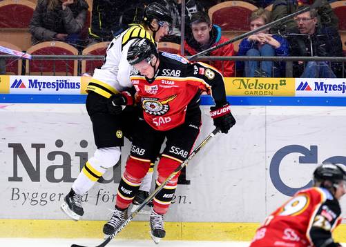 Luleås Per Savilahti-Nagander tacklar Brynäs Oskar