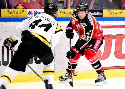 Luleås Lucas Wallmark med pucken