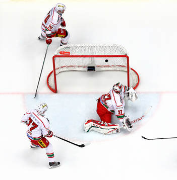s målvakt Linus Ullmark, Radek Smolenak och Travis Roche
