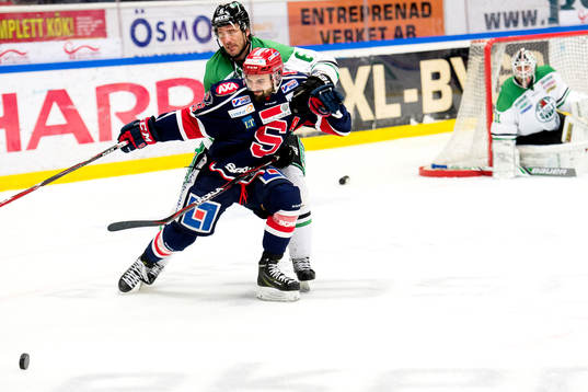 Södertäljes Mattias Beck och Rögles Andreas Lilja i en
