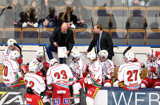 s bås med tränare Per-Erik Johnsson