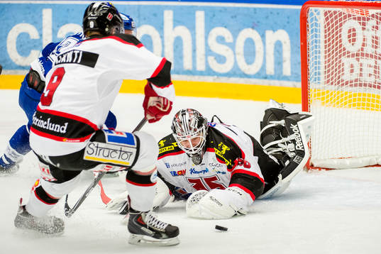 Johannes Jönsson, målvakt i Örebro, räddar skott