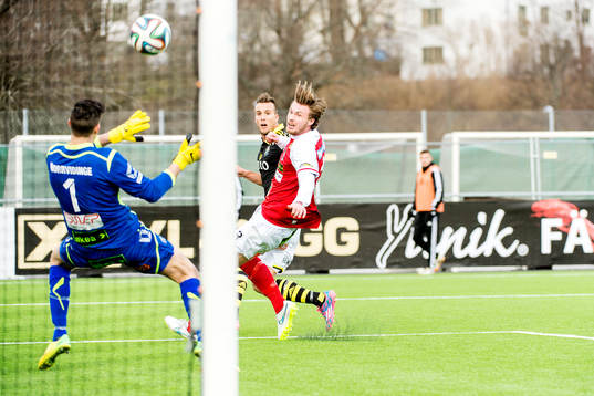 s Fredrik Brustad oroar framför Landskronas målvakt Jonas