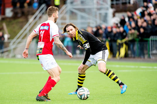 s Nils-Eric Johansson i en närkamp med Landskronas Andrew