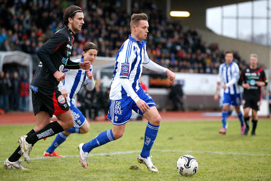 Trollhättans Tommie Veljovic jagar IFK Göteborgs Jakob
