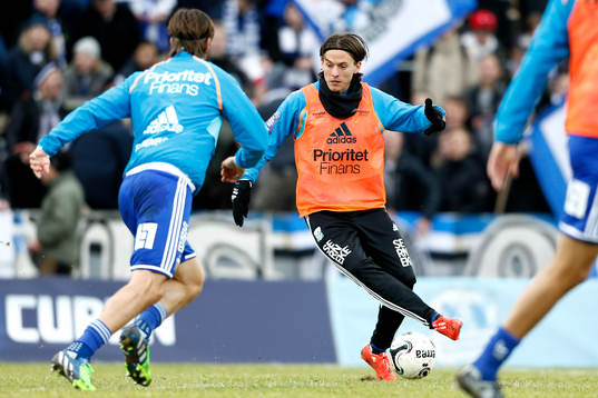 IFK Göteborgs Lasse Vibe värmer upp innan fotbollsmatchen