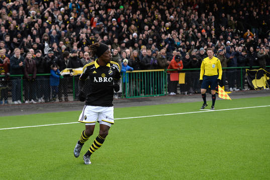 s Mohamed Bangura jublar