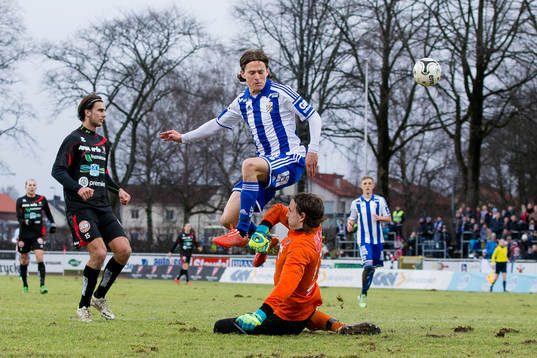 IFK Göteborgs Lasse Vibe skjuter ett skott som
