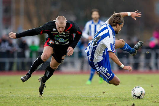 Trollhättans Jonathan Gustafsson river omkull IFK