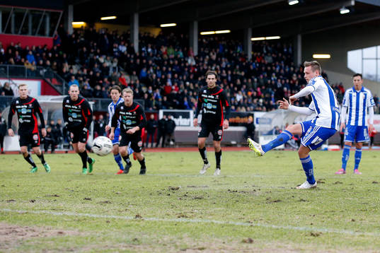 IFK Göteborgs Jakob Ankersen skjuter en straff som inte
