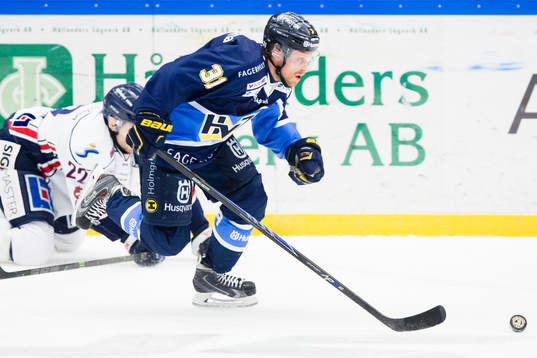s Mattias Tedenby med pucken