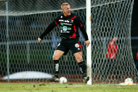 Trollhättans Jonathan Gustafsson reagerar