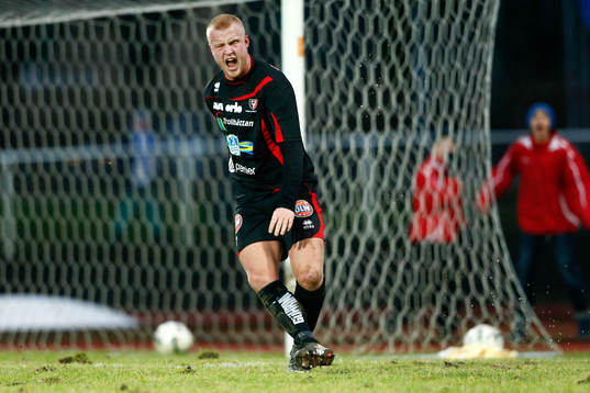 Trollhättans Jonathan Gustafsson reagerar