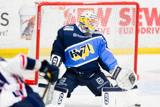s målvakt Gustaf Wesslau räddar skott från Linköpings