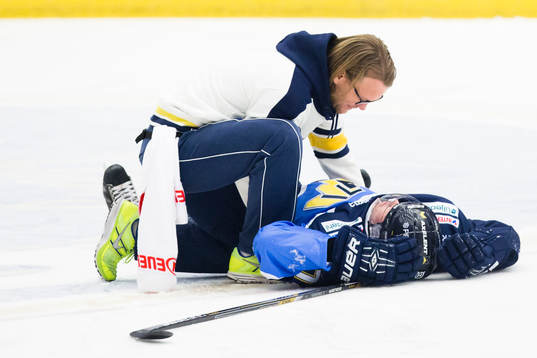 s Emil Johansson tas omhand av HV71:s sjukgymnast Andreas