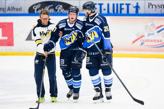 s Emil Johansson tas omhand av HV71:s sjukgymnast Andreas