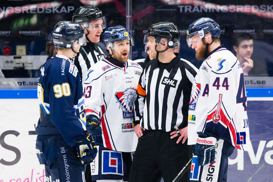 Linköpings Nichlas Hardt (i) diskuterar med domaren Marcus