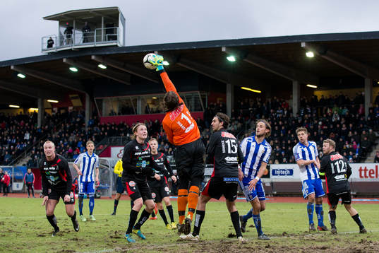 Trollhättans målvakt Markus Mäkinen boxar bort ett