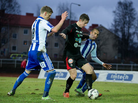 Trollhättans Robert Bagger håller undan för IFK