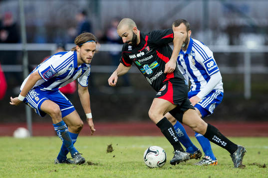 Trollhättans Josef Daoud tar sig förbi IFK Göteborgs Tom